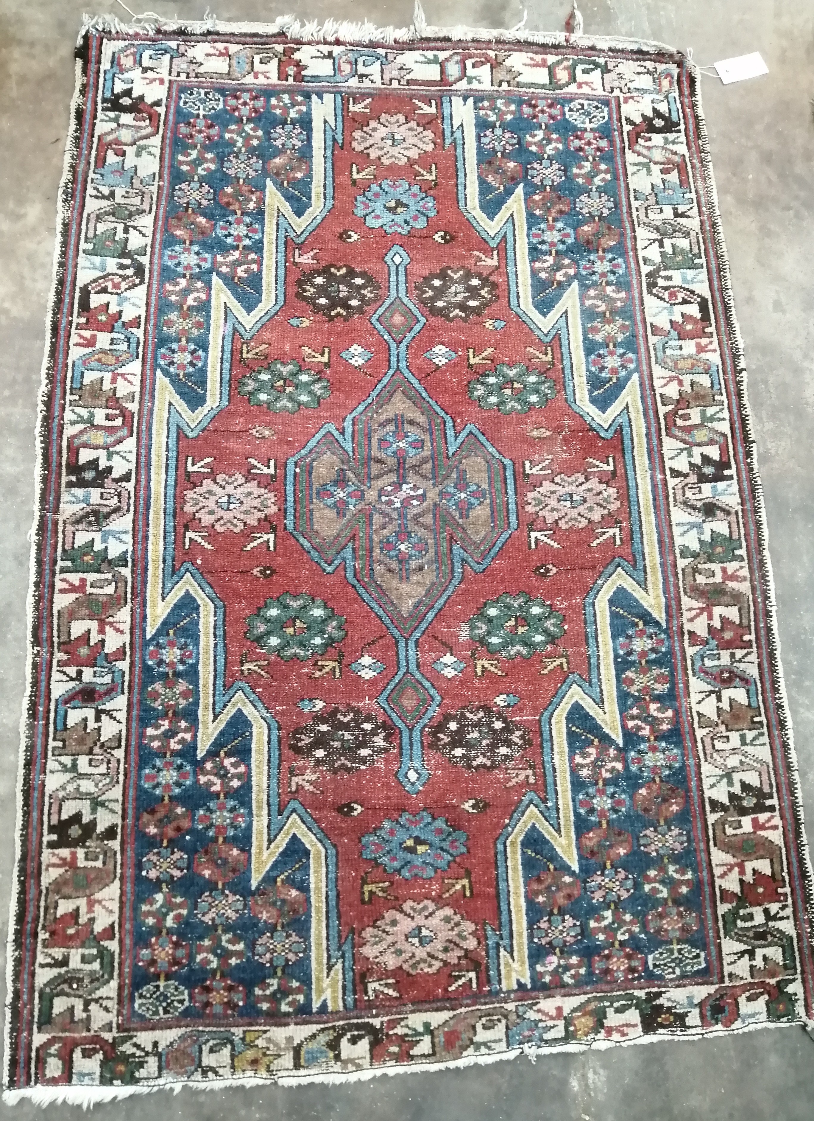 A Hamadan red ground rug, 125 x 84cm